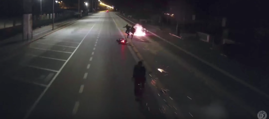 Un ciclista bombarda uno scooter. Il video spopola sul web
