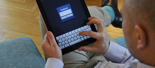 I social media spingono le famiglie a indebitarsi, sostiene un'indagine