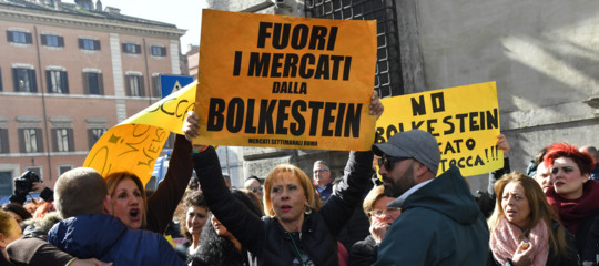 Manovra: niente Bolkestein, concessioni agli ambulanti prorogate al 2020