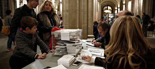 Catalogna: indipendentisti in testa, maggioranza vicina
