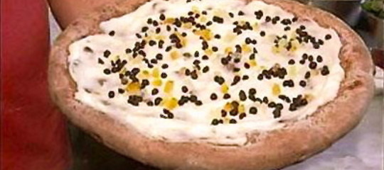 Come è fatta la pizza-panettone che si sono inventati a Napoli