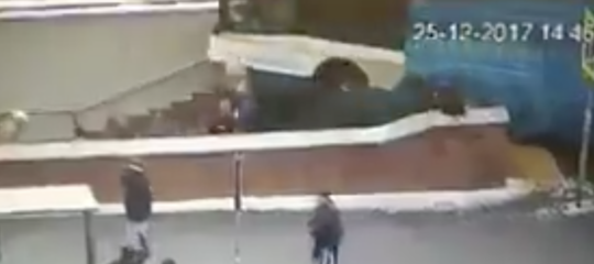 Un autobus si è schiantato in un sottopasso a Mosca uccidendo 5 persone. Le immagini