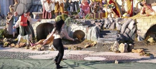 Una Femen ha rubato il Bambinello dal presepe del Papa