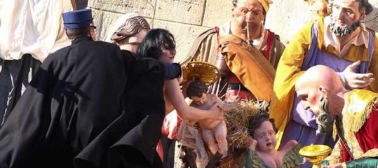 Una Femen ha rubato il Bambinello dal presepe del Papa