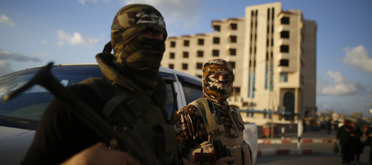 Gerusalemme: Israele bombarda basi Hamas dopo lancio razzi da Gaza