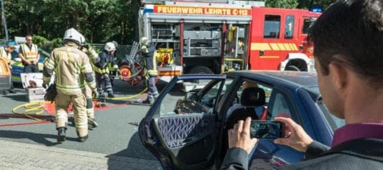 Il video virale tedesco contro chi si ferma a riprendere gli incidenti