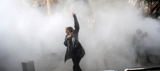 Khamenei punta il dito sui "nemici" dell'Iran, mentre i morti negli scontri sono già più di venti