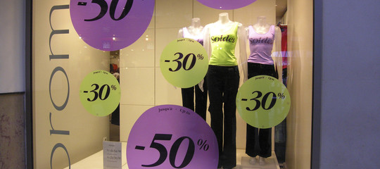 Cosa (e quanto) stanno comprando gli italiani approfittando dei saldi