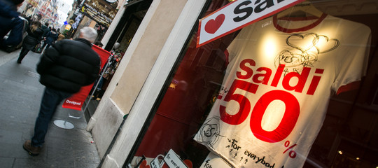 Cosa (e quanto) stanno comprando gli italiani approfittando dei saldi