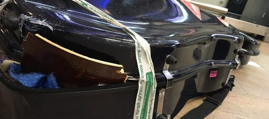 Il caso della viola del '600 giunta fracassata dopo un volo Alitalia