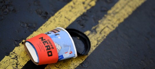 Altro che due centesimi. In Gran Bretagna vogliono far pagare le tazze di Starbucks 25 pence