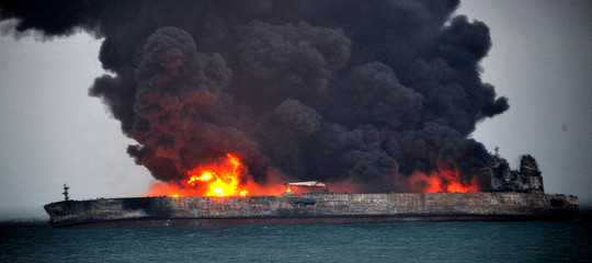 Una petroliera iraniana brucia da 3 giorni nel Mar Cinese e rischia ancora di esplodere