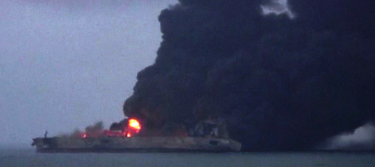 Una petroliera iraniana brucia da 3 giorni nel Mar Cinese e rischia ancora di esplodere