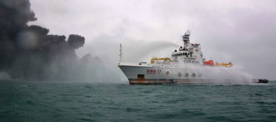 Una petroliera iraniana brucia da 3 giorni nel Mar Cinese e rischia ancora di esplodere