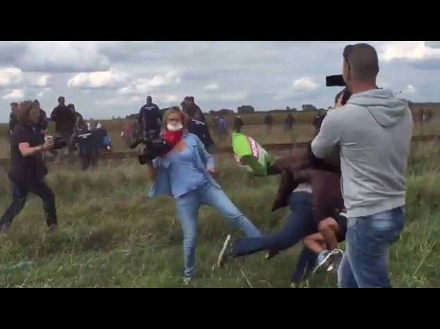 Prende a calci migranti in fuga, licenziata cameraman ungherese - VIDEO