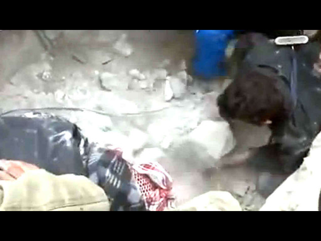 Siria: video-shock, neonato tirato fuori dalle macerie ad Aleppo