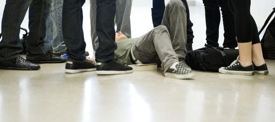 Aggredito da baby gang a Napoli, interrogati e denunciati 4 minorenni