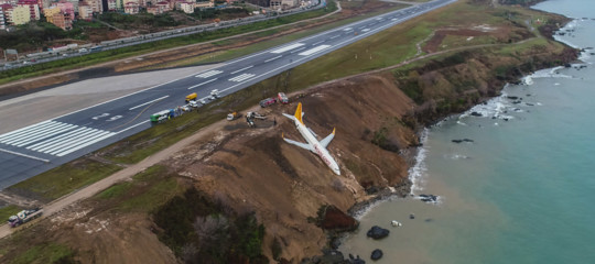 aereo fuori pista mare