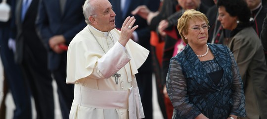 Papa: arriva un'ora prima a Santiago, accolto dalla Bachelet