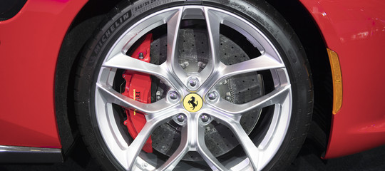 Come sarà il suv della Ferrari. Anche una supercar elettrica per battere Tesla