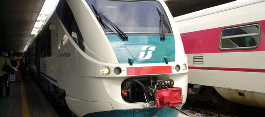 Tenta di salire sul tetto del treno e cade su binari nel Monzese: gambe amputate
