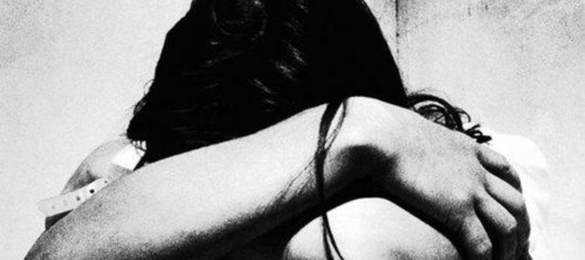 Si uccide l'uomo che ha abusato della figlia 14enne. L'insegnante: "Quel tema era un incubo"
