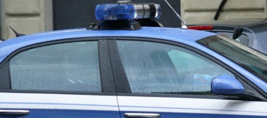 Si barrica in casa e spara sui passanti, terrore nel casertano
