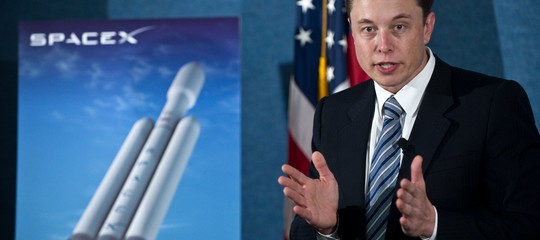Come farà Musk ad inviare una Tesla nello spazio (sperando che la scoprano gli alieni)