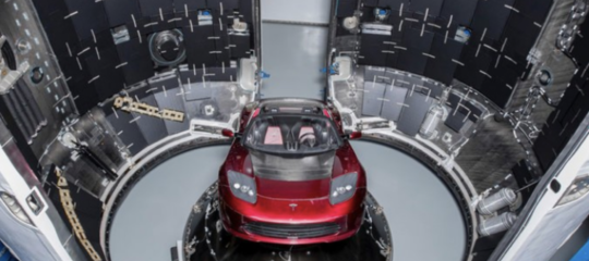 Come farà Musk ad inviare una Tesla nello spazio (sperando che la scoprano gli alieni)