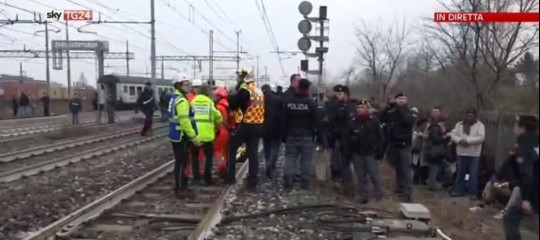 Cede un pezzo di binario e il treno deraglia: tre morti a Milano