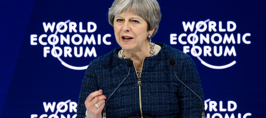 Da Facebook a Bitcoin: anche Theresa May a Davos e attacca le nuove tecnologie