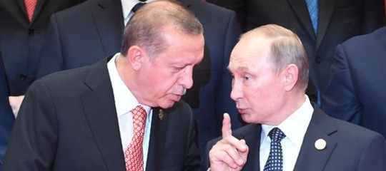 Erdogan bombarda i curdi, Putin li invita al tavolo