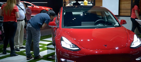 Tesla ritarderà ancora la produzione di Model 3? Botta e risposta tra Musk e Cnbc