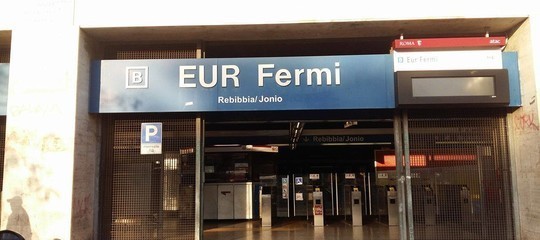 Arrestato l'uomo che ha spinto una donna sotto la metro a Roma