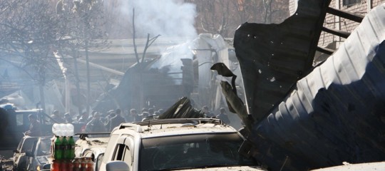 Un'ambulanza piena di tritolo ha ucciso quasi 100 persone a Kabul. Il video