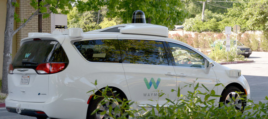 Fca: fornirà migliaia di auto a Google per taxi senza autista
