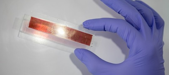 Presto indosseremo vestiti ricoperti di pannelli solari sottilissimi