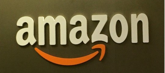 Amazon: brevetta braccialetto per monitorare merce e dipendenti