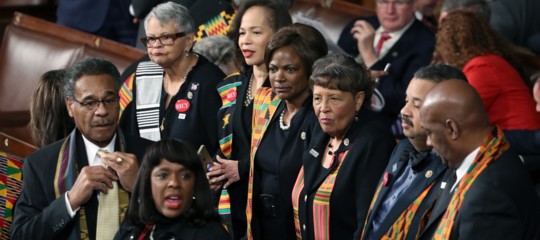 Perché i parlamentari neri indossavano una stola colorata mentre parlava Trump?