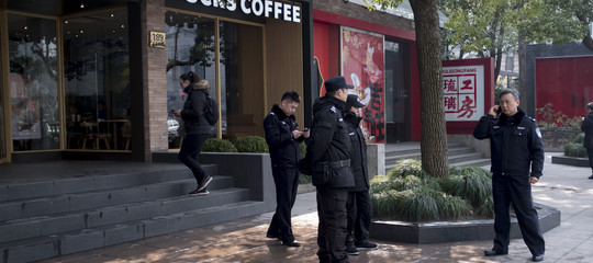Minivan contro la folla a Shanghai, 18 feriti