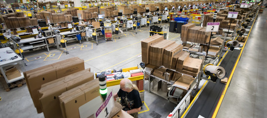 Il braccialetto di Amazon irrompe nella campagna elettorale: è maggioranza di no