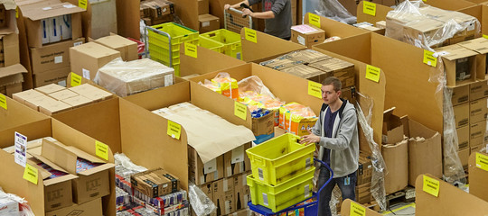 Il braccialetto di Amazon irrompe nella campagna elettorale: è maggioranza di no