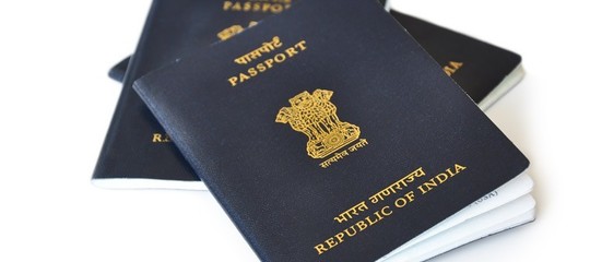 Il passaporto indiano che cambia colore se non hai diploma