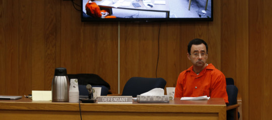 Molestie: papà di tre vittime tenta di assalire in aula l'ex medico delle ginnaste Usa