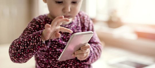 Niente smartphone ai bambini fino a 9 anni, dicono gli psicologi