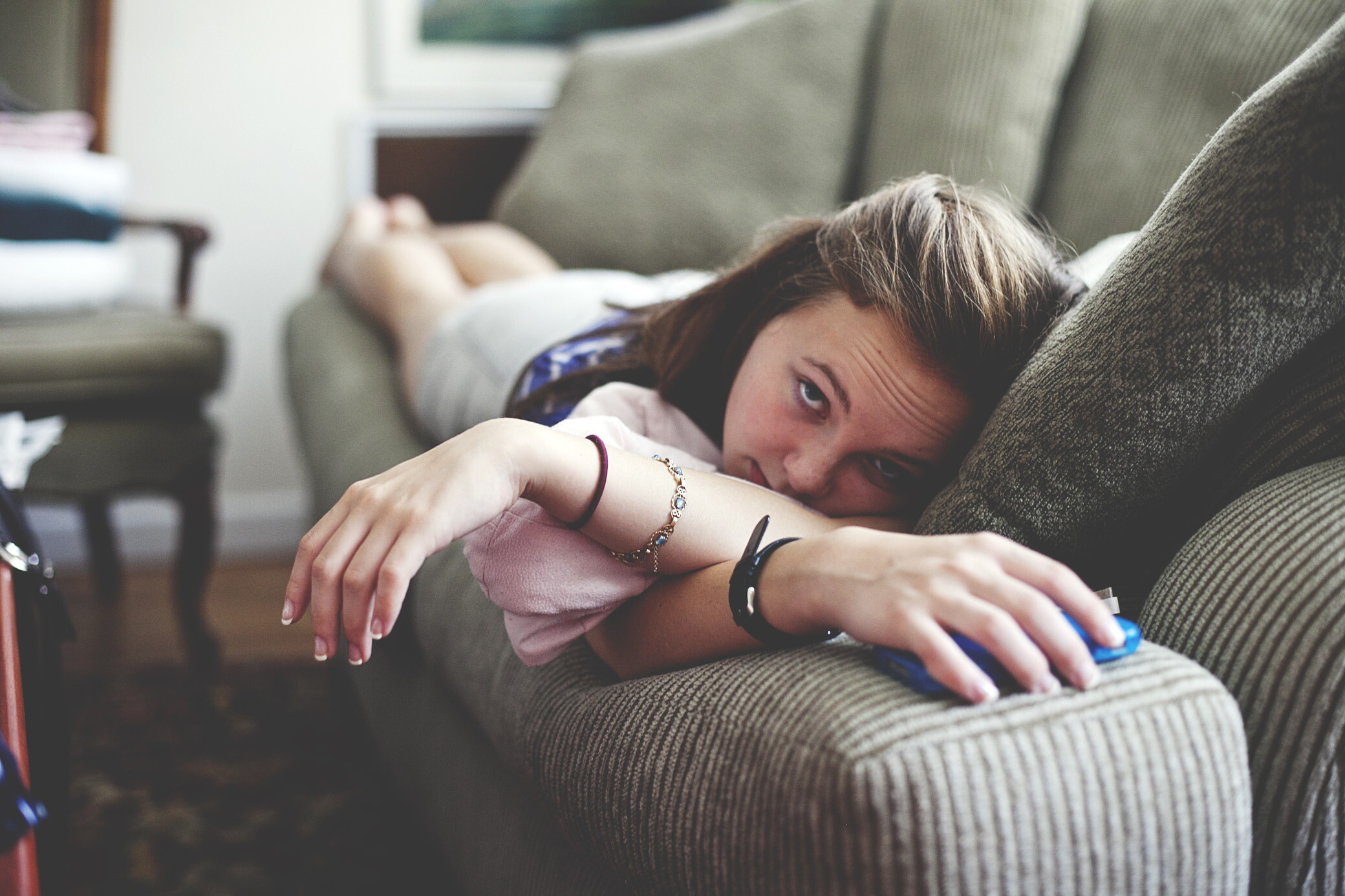 Adolescenti tra iperconnessione, ansia da prova costume e noia: 10 regole per un'estate sana