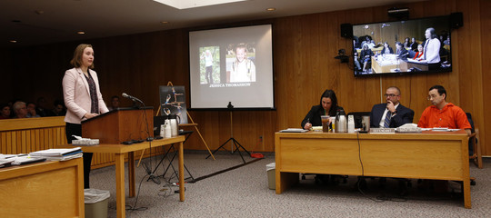 Ecco il momento in cui il padre di tre vittime di abusi si scaglia contro Larry Nassar in aula. Video integrale