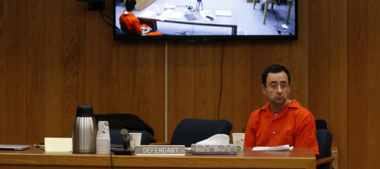 Ecco il momento in cui il padre di tre vittime di abusi si scaglia contro Larry Nassar in aula. Video integrale