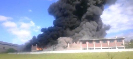 Pomezia: vasto incendio in capannone Deodati Ecocar, si teme per l'eternit