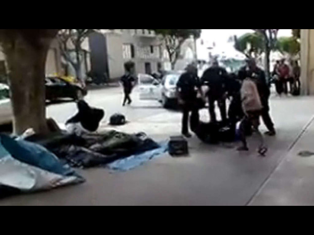 Usa: polizia spara e uccide senzatetto, scoppia la polemica (VIDEO)